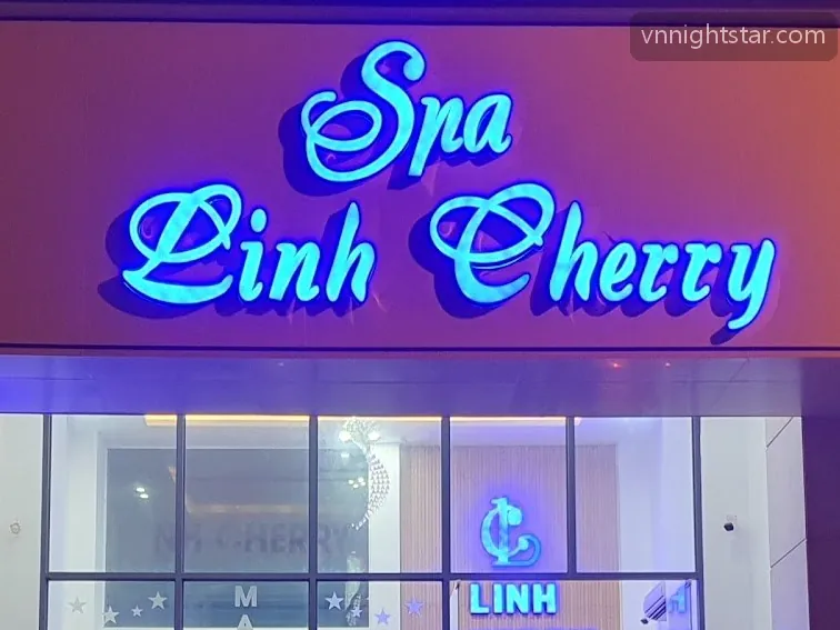 파란 네온 필기체로 Spa Linh Cherry라고 적힌 린체리 스파 간판