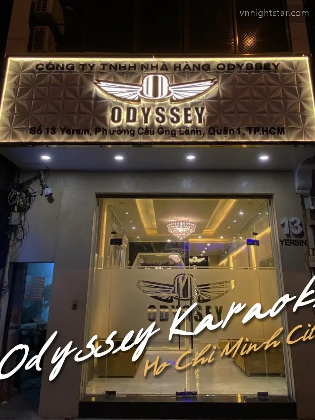 ODYSSEY 간판과 유리문 입구, 건물 번호 13 이 보이는 밤 외관