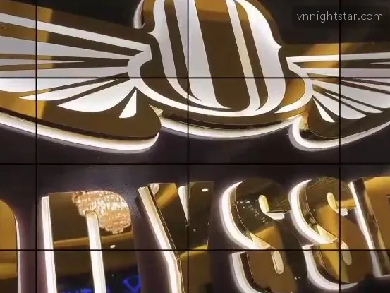 금빛 날개 모양 로고 위에 ODYSSEY 글자가 입체로 달린 간판