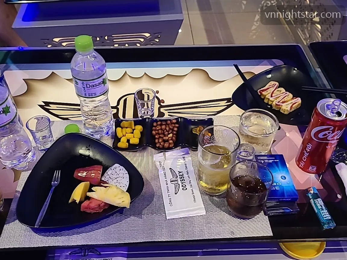 접시와 음료가 놓인 룸 테이블