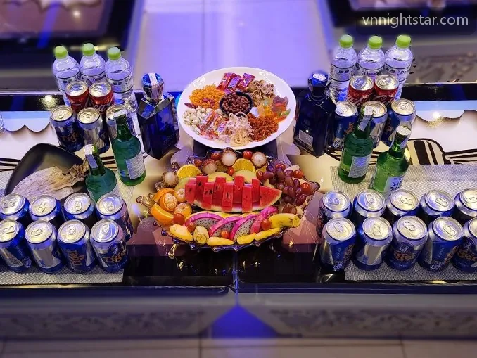 맥주캔과 과일 모둠이 올라간 테이블