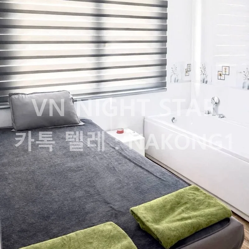 침대 옆에 욕조가 놓인 관리실과 블라인드 창