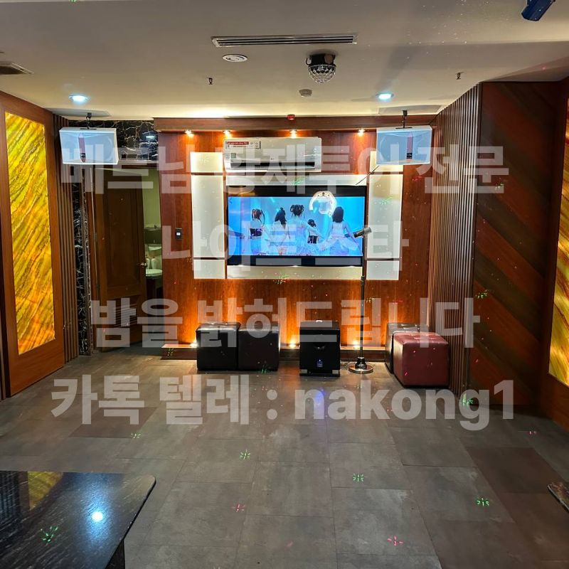 퍼블릭 가라오케 중형 룸의 조명 연출