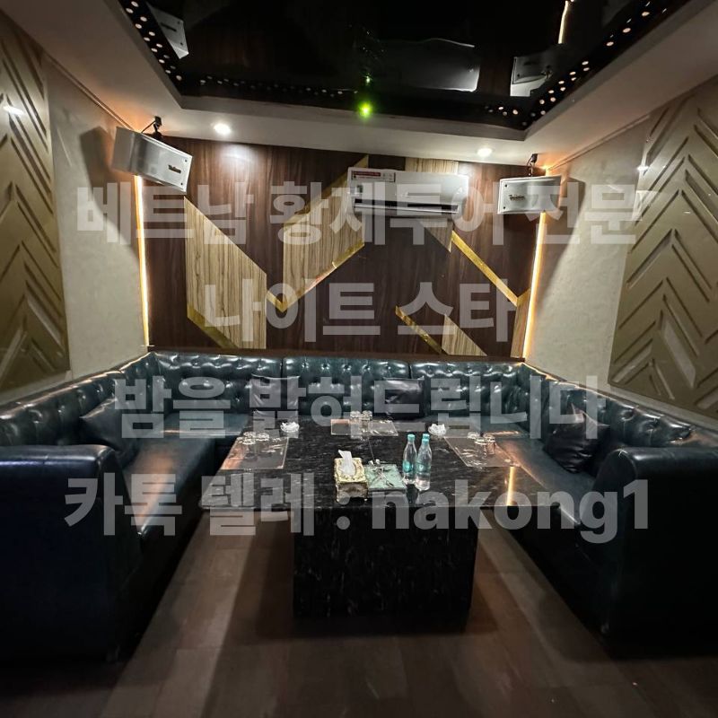 퍼블릭 가라오케 입구 안내 공간