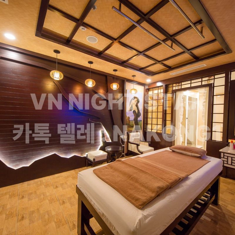 격자 천장과 등이 달린 우드 톤 관리실의 베드