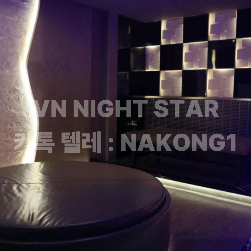 보라색 조명과 입체 패널 벽 앞에 놓인 원형 매트