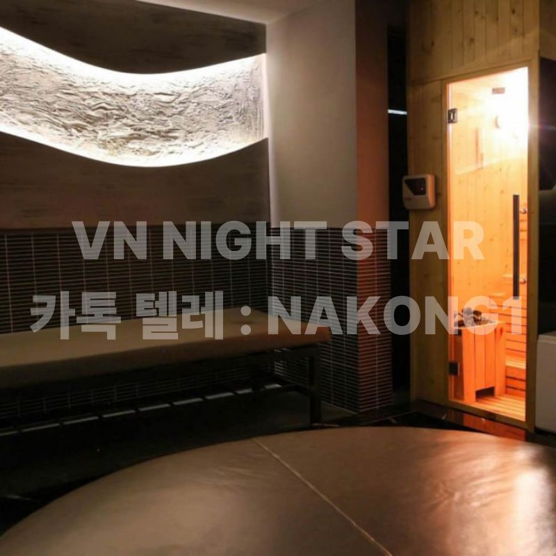 목재 건식 사우나 문 옆에 놓인 벤치와 둥근 매트