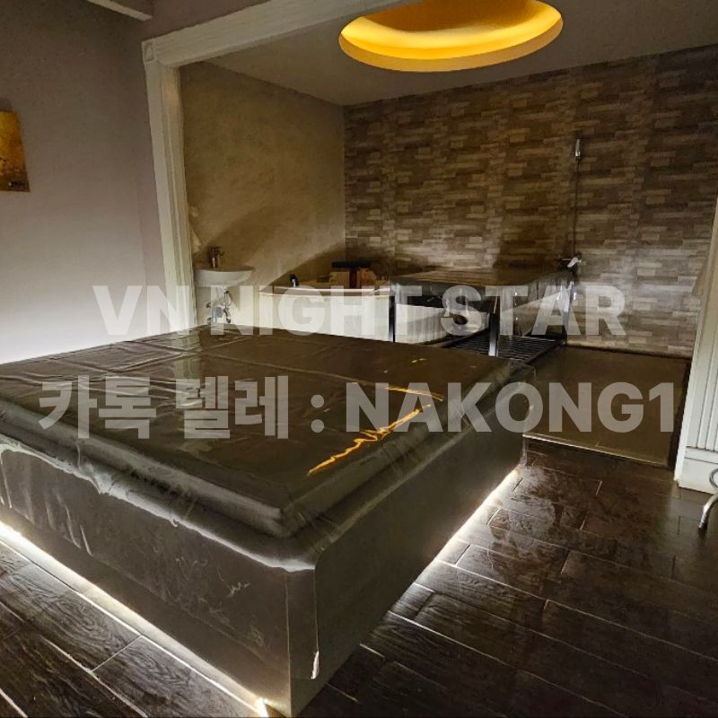 간접 조명 아래 넓은 매트와 석재 벽면이 보이는 관리 공간