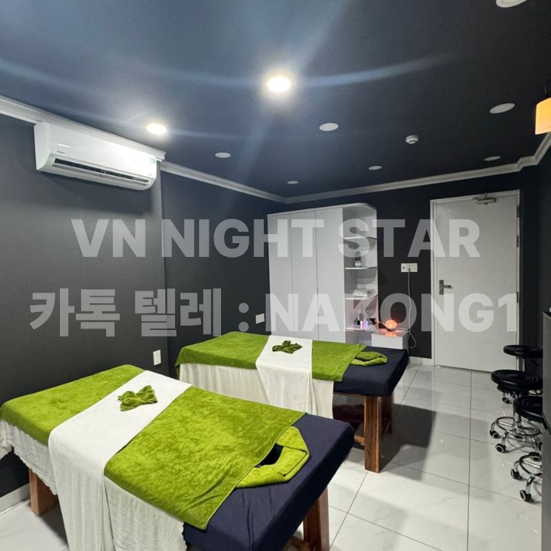 수납장과 스툴이 놓인 넓은 관리실과 흰 문
