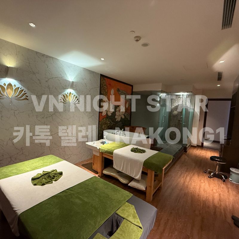 연꽃 모양 벽 조명과 베드 두 대가 놓인 넓은 룸