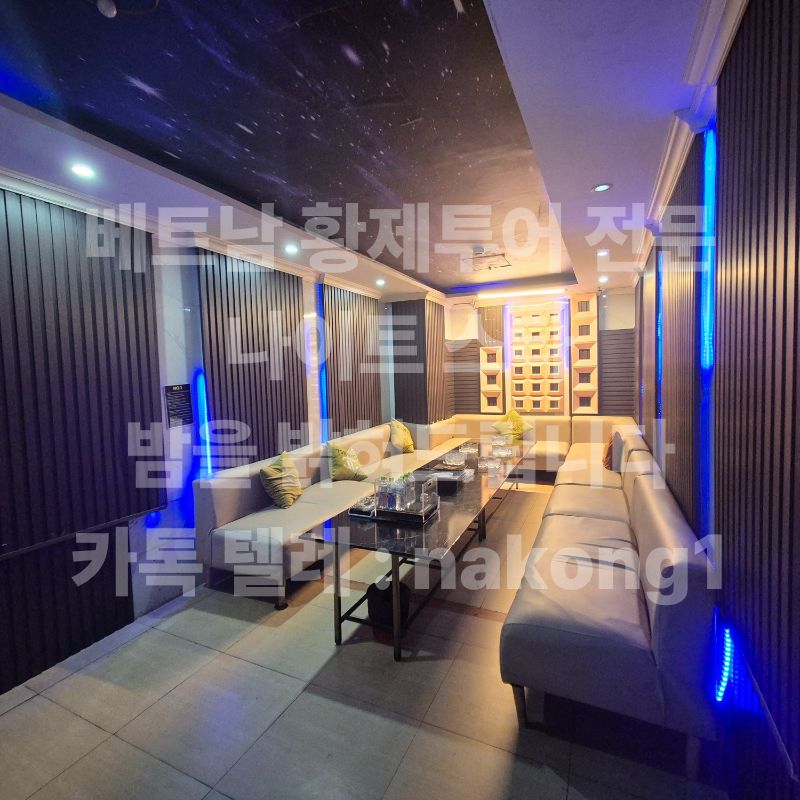 긴 소파와 파란 띠 조명이 이어지는 가라오케 대형 룸