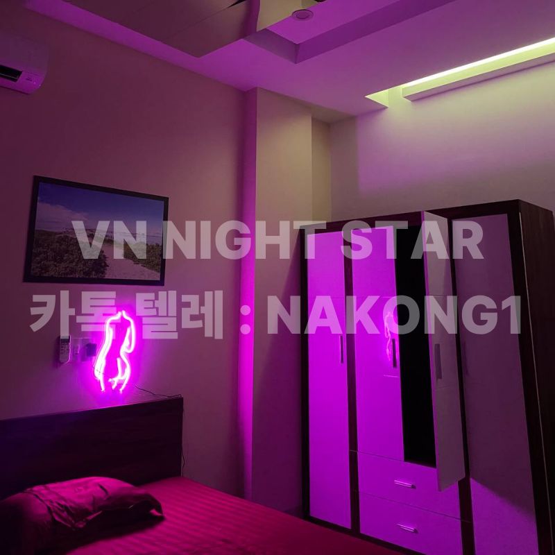 다낭 붐붐 스파 룸 내부 원형 침대와 별빛 천장 조명