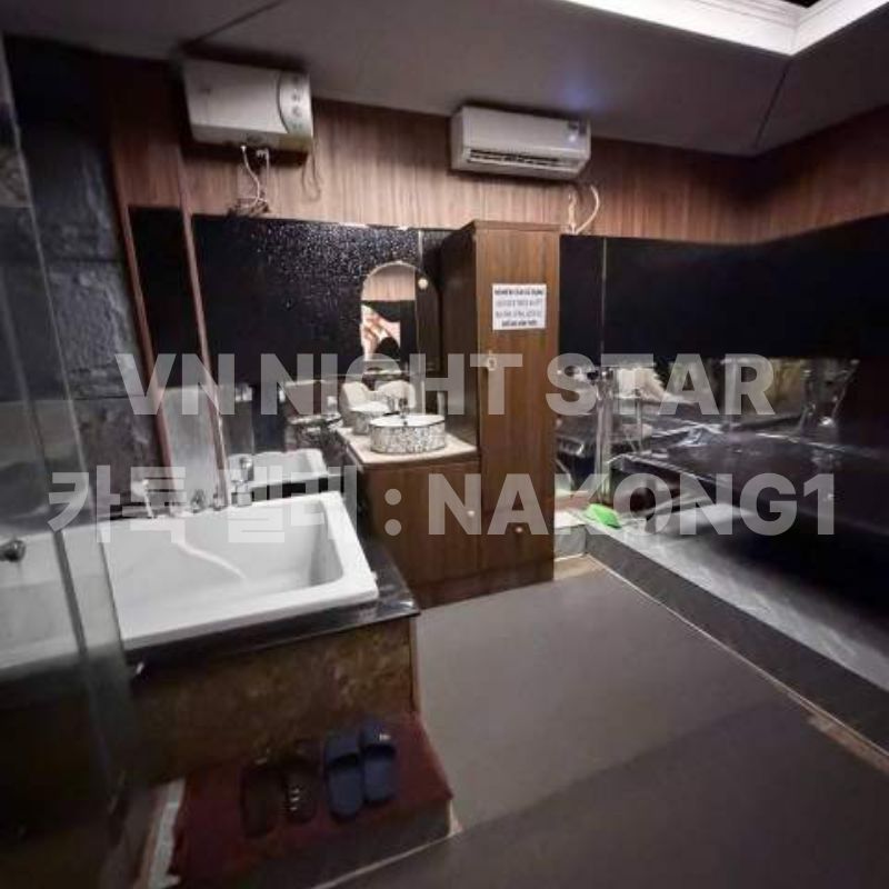 관리실 안에 마련된 세면대와 거울, 온수기와 슬리퍼가 놓인 샤워 공간