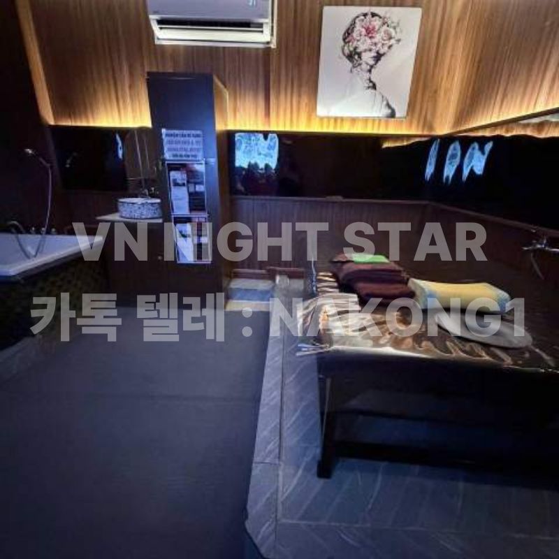 욕조 옆에 수건이 개어진 마사지 베드가 놓인 나무 마감 관리실