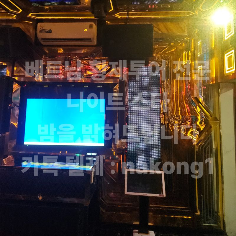 어두운 조명 아래 모니터가 켜진 룸 내부