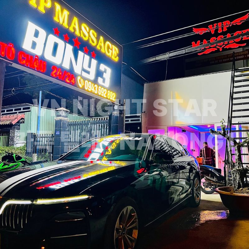 BONY 3 지점 야간 외관과 업소 로고를 붙인 검은색 세단