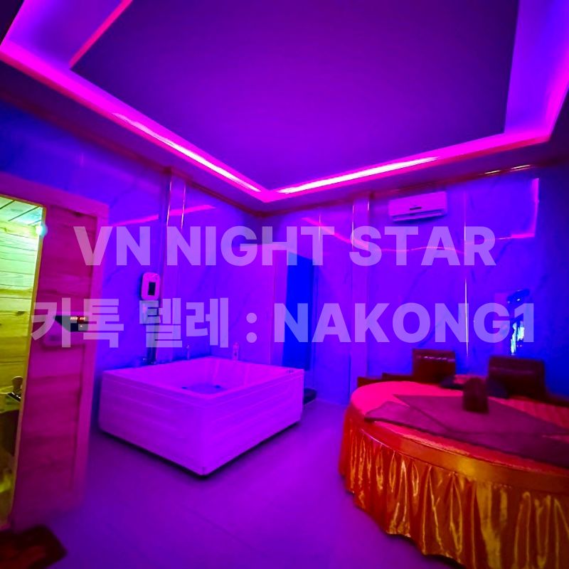 보라색 조명이 들어온 관리실의 침대와 넓은 좌석
