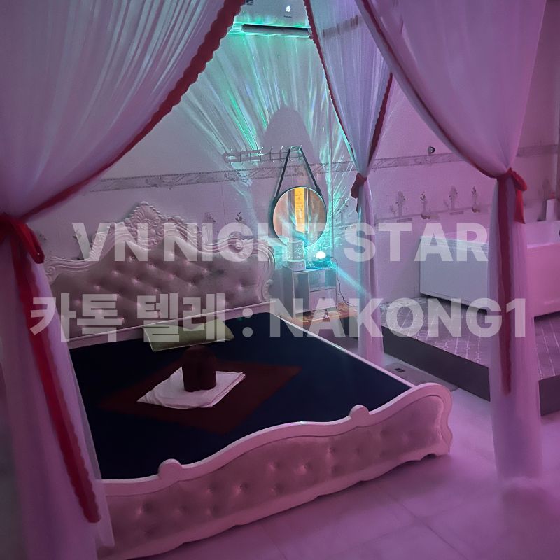 분홍 조명 아래 커튼이 달린 관리실 침대