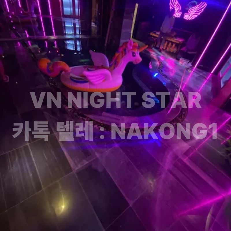 보라 조명이 비치는 실내 수영 공간과 튜브