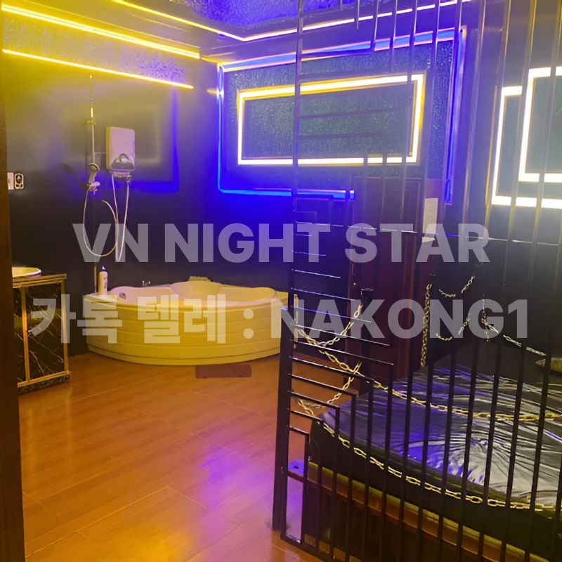 원형 욕조와 샤워기가 놓인 관리실