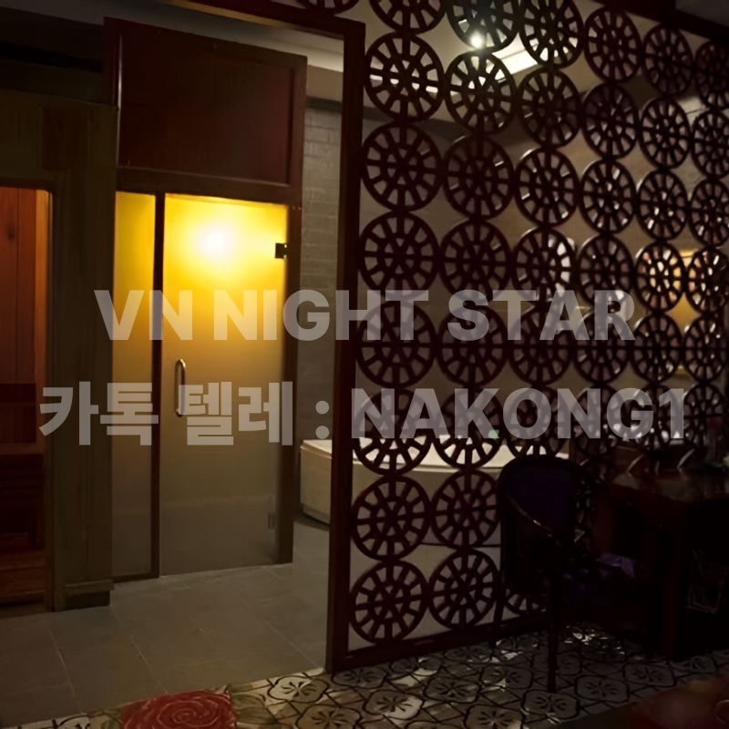 원형 무늬 목재 파티션으로 나뉜 입구 공간