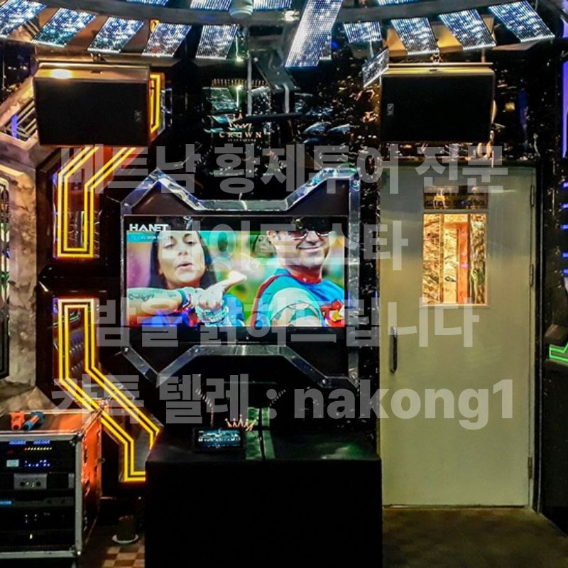 네온 조명과 대형 화면, 스피커가 설치된 가라오케 룸 정면